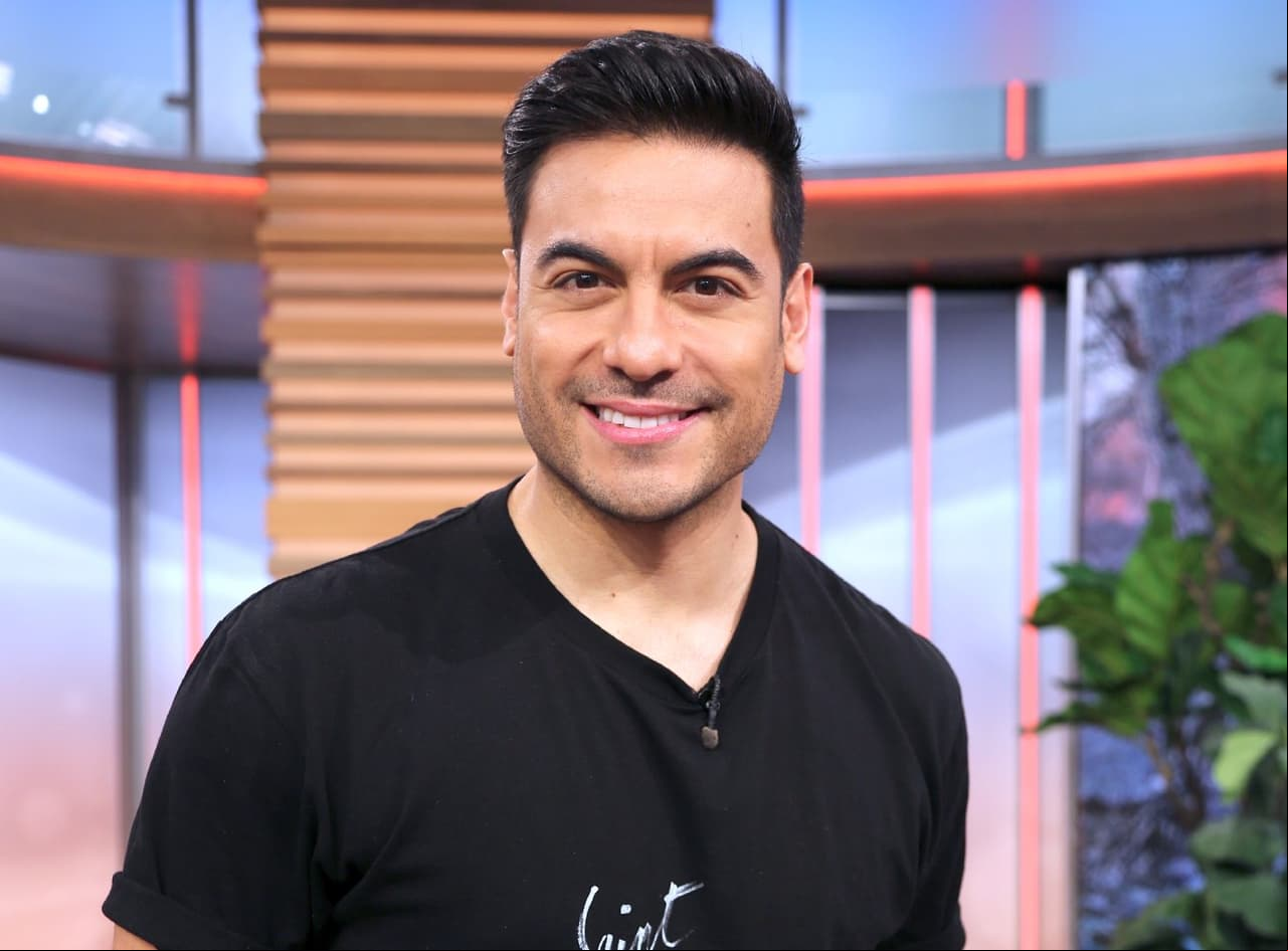 Carlos Rivera impacta al presentar por primera vez a su hijo León en su video más conmovedor